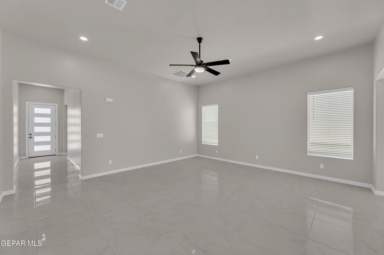 12633 Middlesbrough Ave - Photo 6 of 36