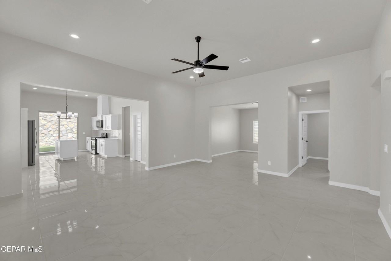 12633 Middlesbrough Ave - Photo 7 of 36
