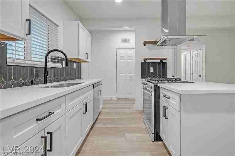 1660 Capistrano Ave - Photo 3 of 15