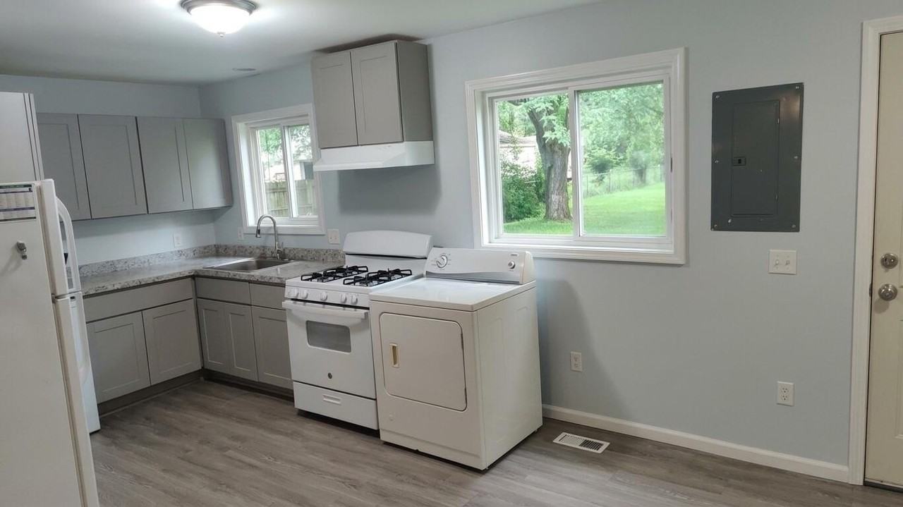 1131 Rambling Rd - Photo 3 of 13