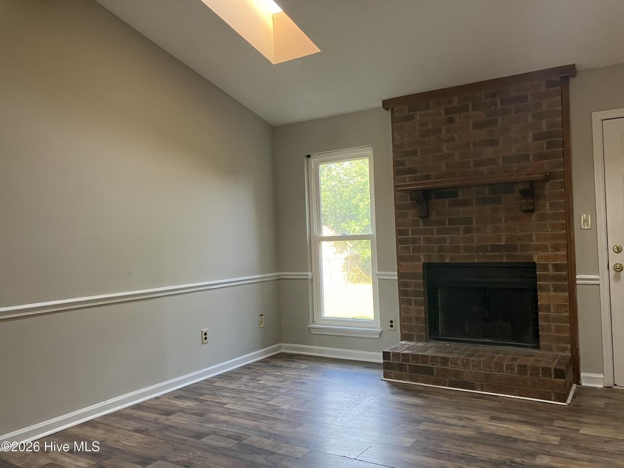 4118 Spencer St - Photo 4 of 14