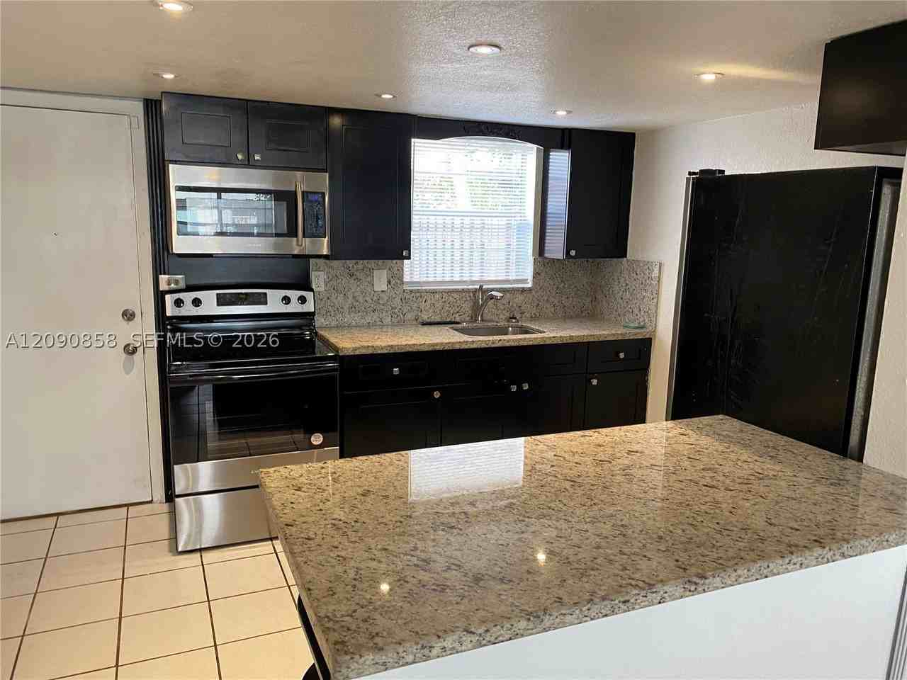 1460 Ne 151st St #102 - Photo 5 of 19