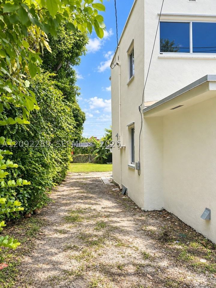 3229 Nw 34th St - Photo 4 of 33