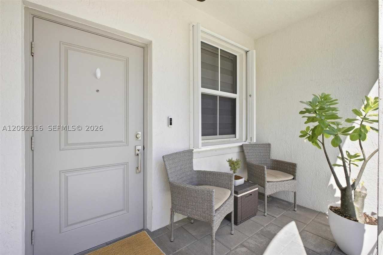 2605 Se 10th St #2605 - Photo 4 of 34