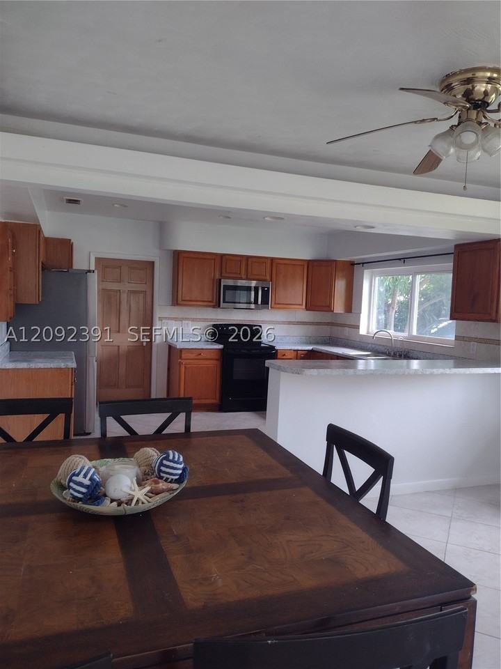 225 E 29th Ct - Photo 3 of 16