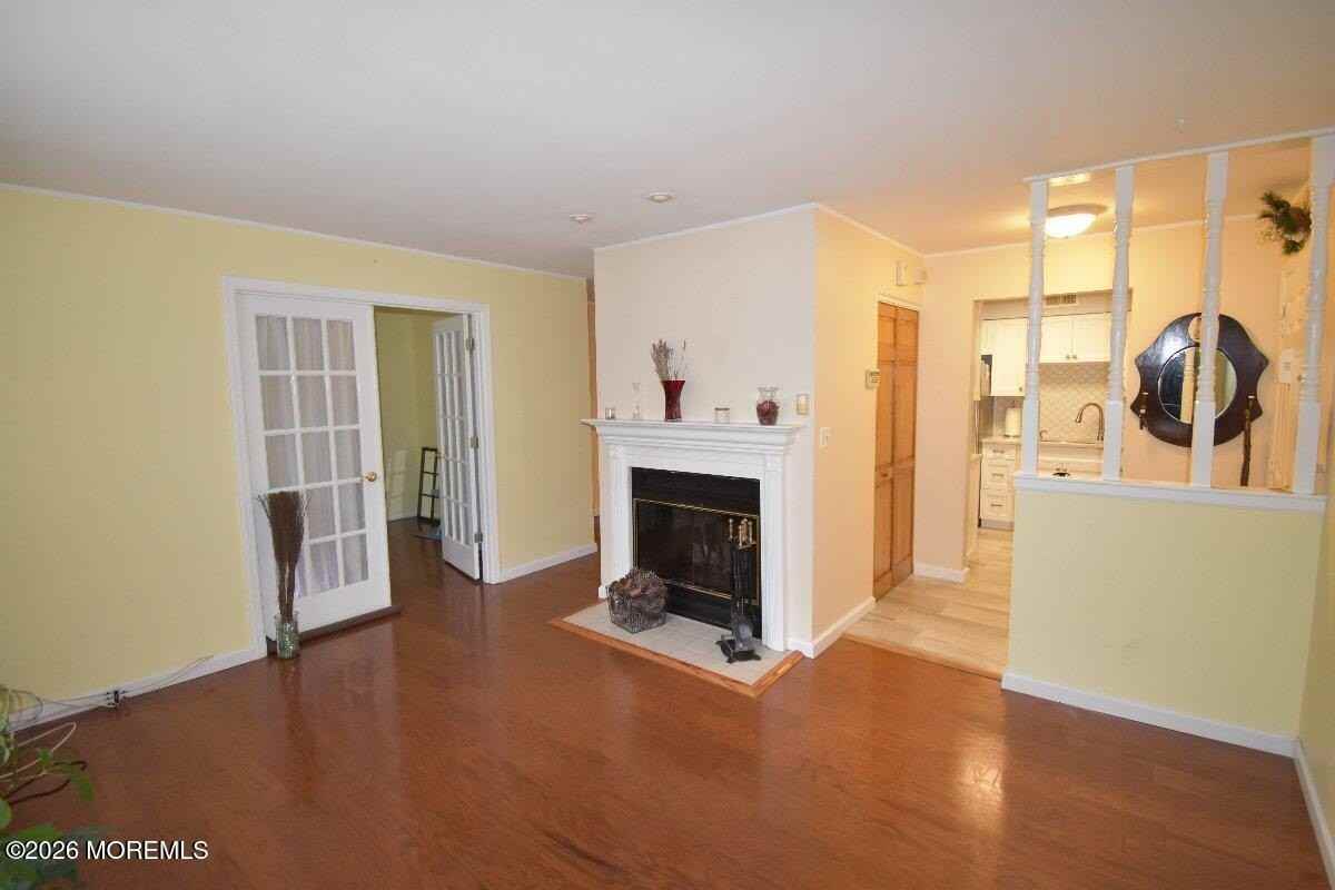 1304 Wellington Pl - Photo 3 of 18