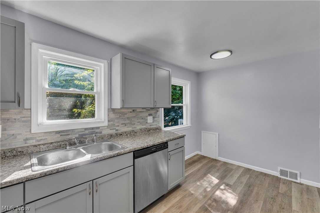 15506 Westview Ave - Photo 7 of 23