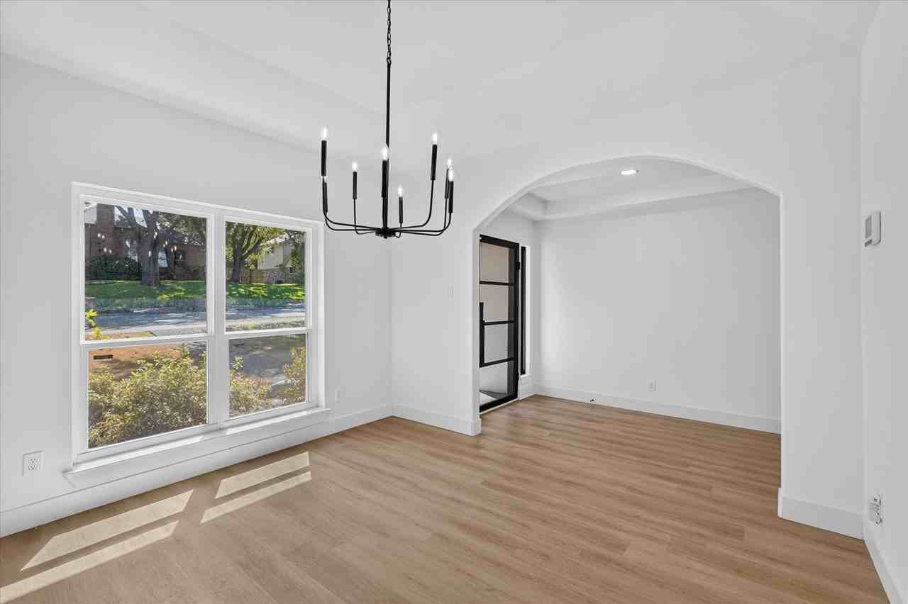 1513 Carriage Ln - Photo 4 of 23