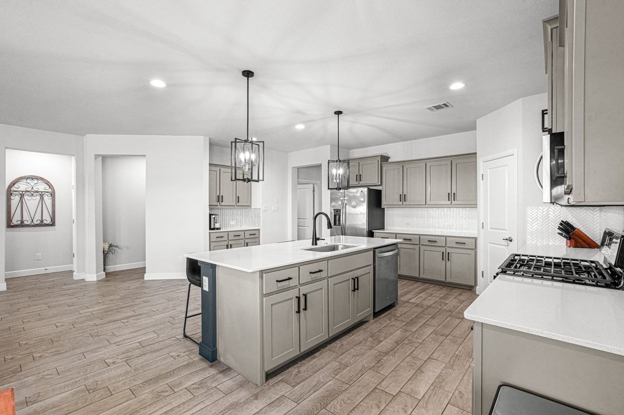 112 Willow St - Photo 4 of 38