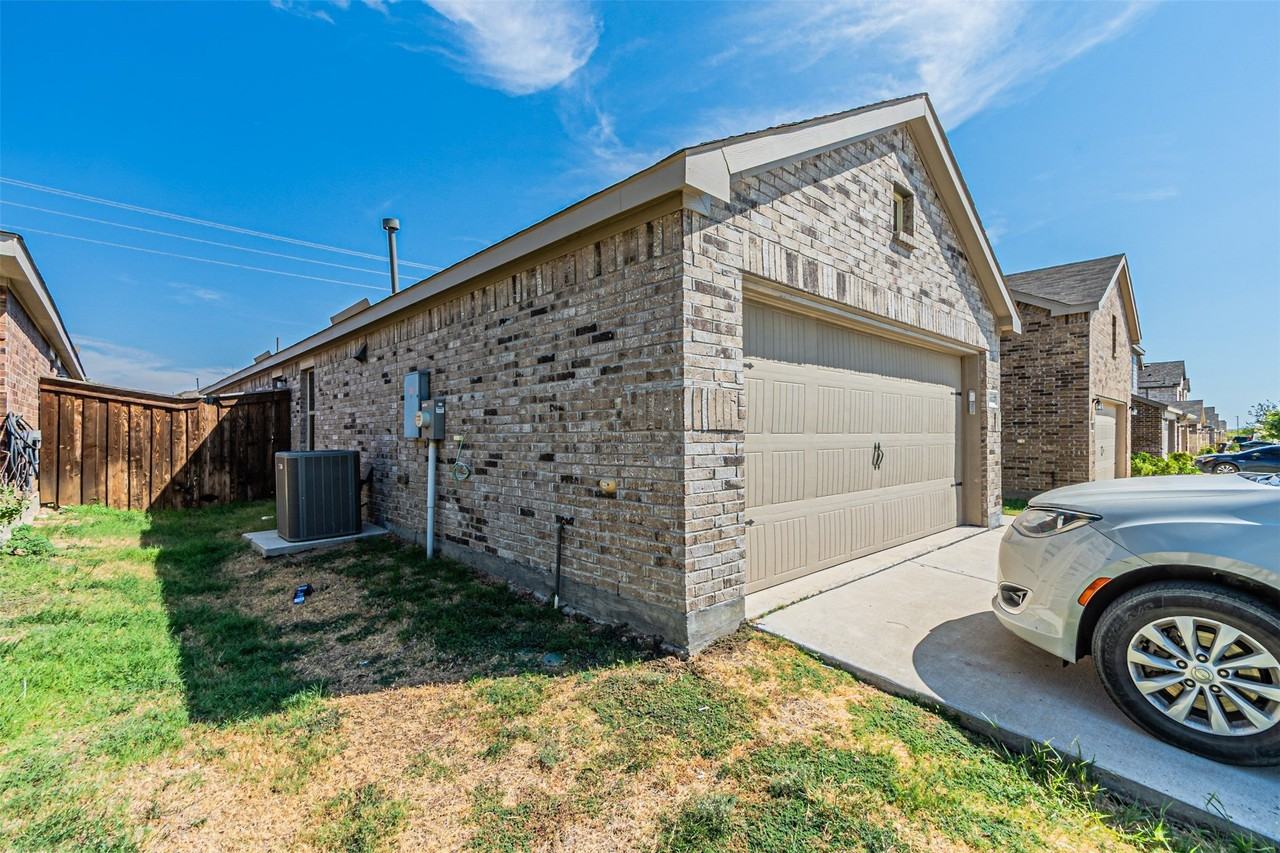 14037 Earlham St - Photo 2 of 31