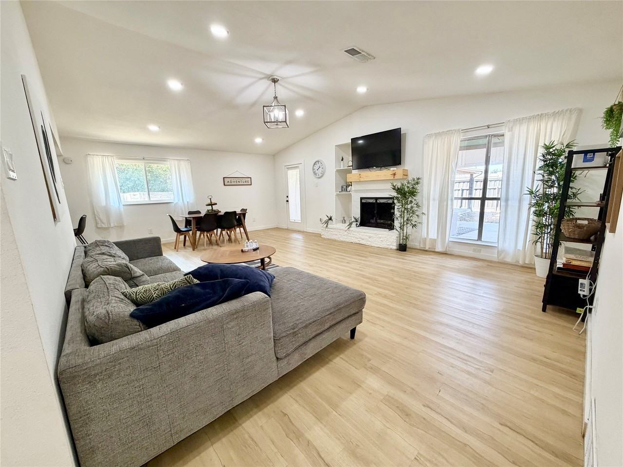 12319 High Meadow Dr - Photo 3 of 19