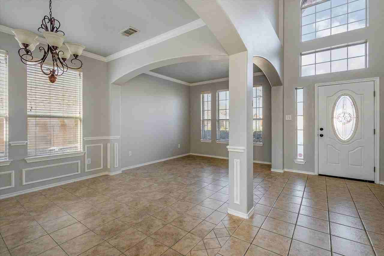 7920 Glenway Dr - Photo 4 of 29