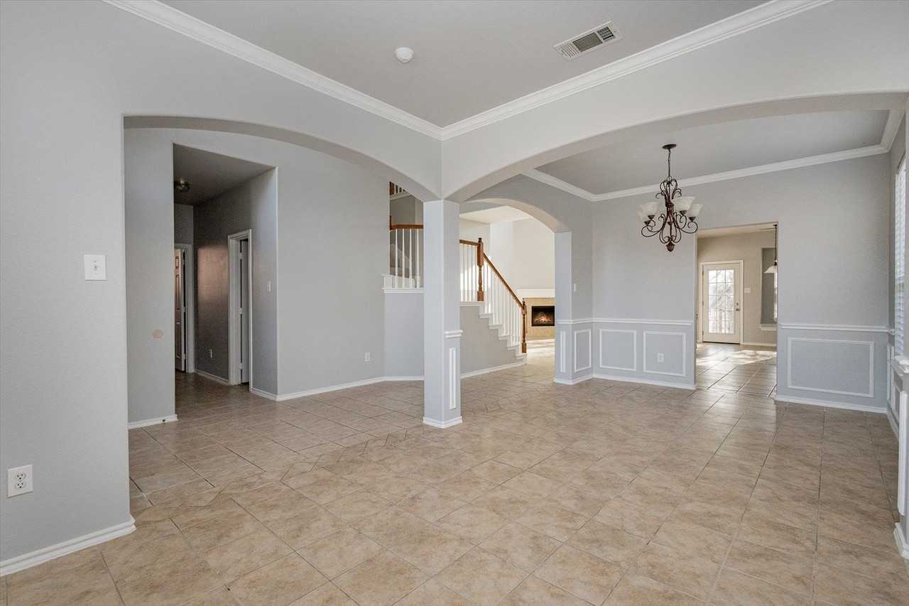 7920 Glenway Dr - Photo 5 of 29