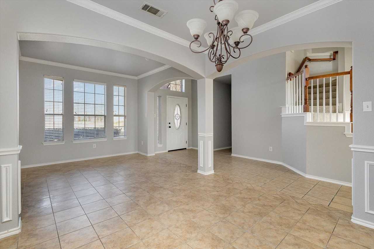 7920 Glenway Dr - Photo 6 of 29