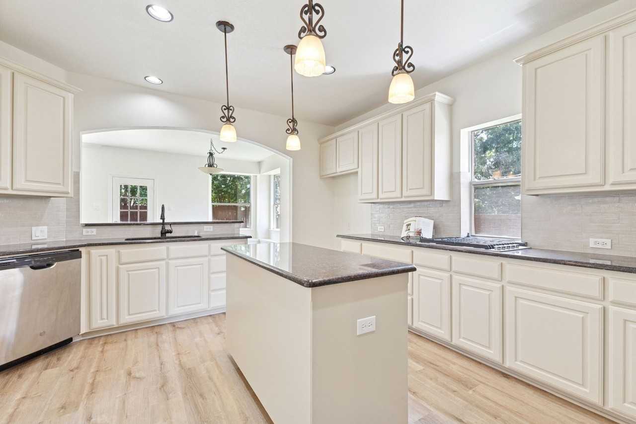 2509 Woodstone Ct - Photo 6 of 35