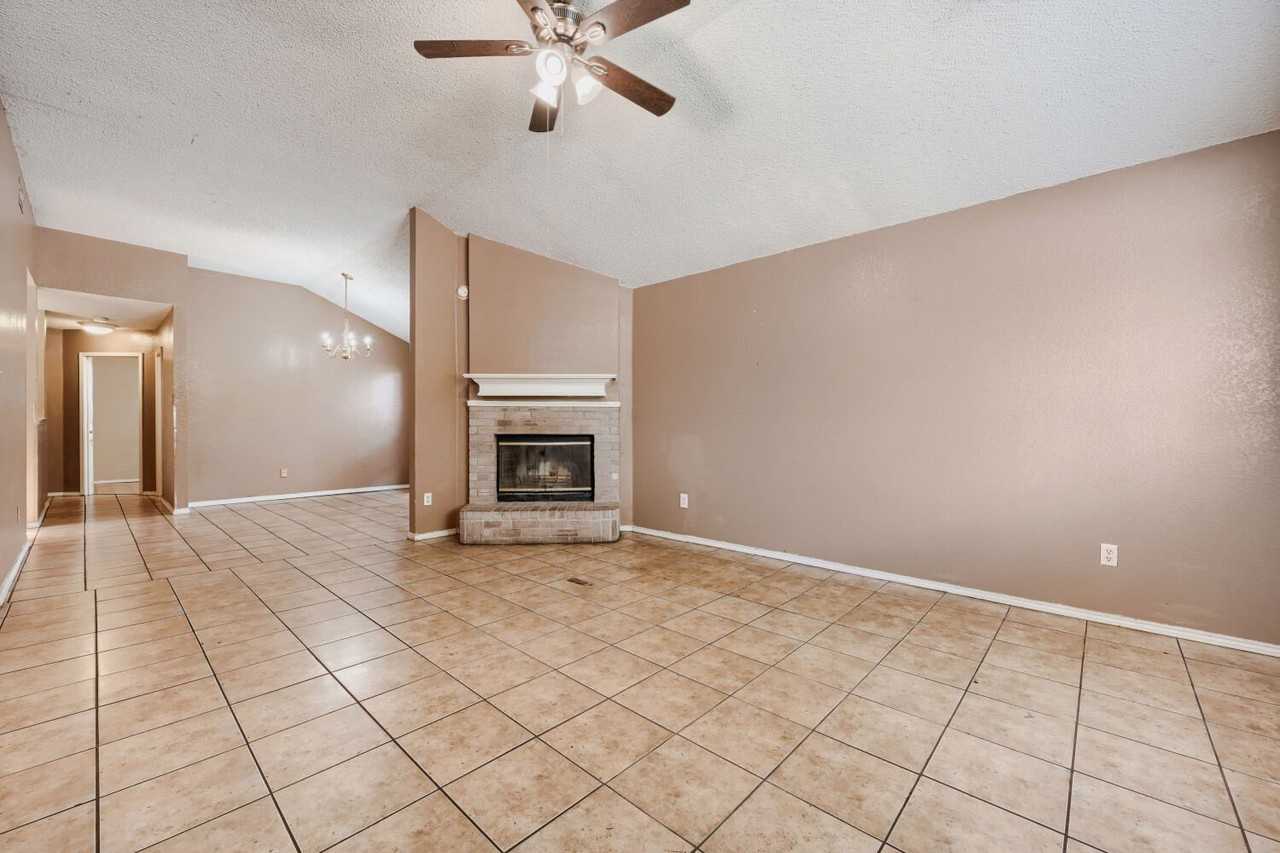 4155 N Coral Springs Dr - Photo 3 of 17