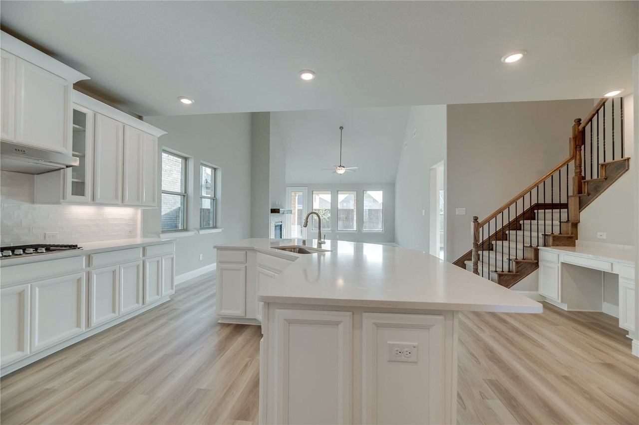 2121 Sumard Dr - Photo 2 of 35