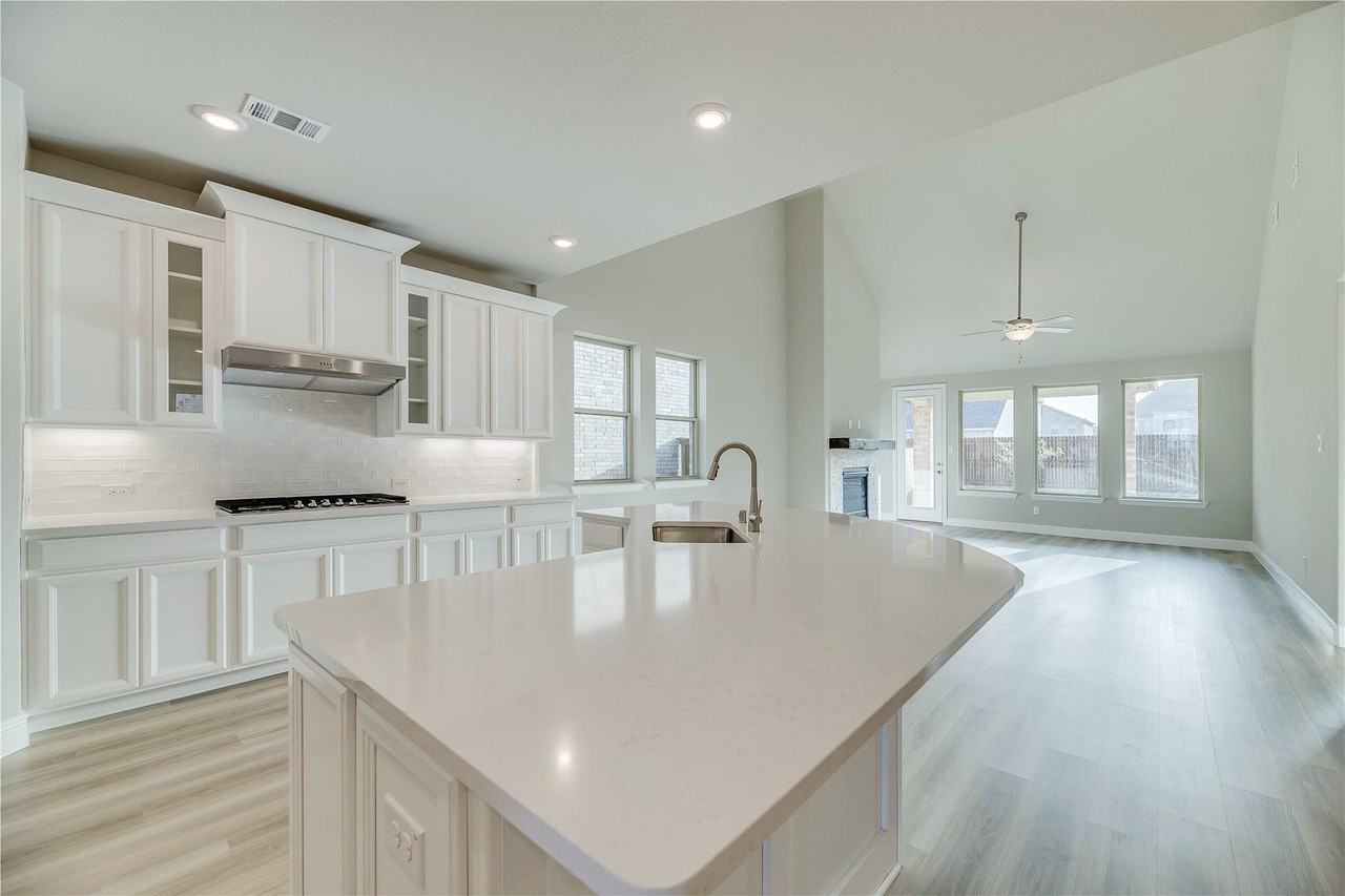 2121 Sumard Dr - Photo 3 of 35