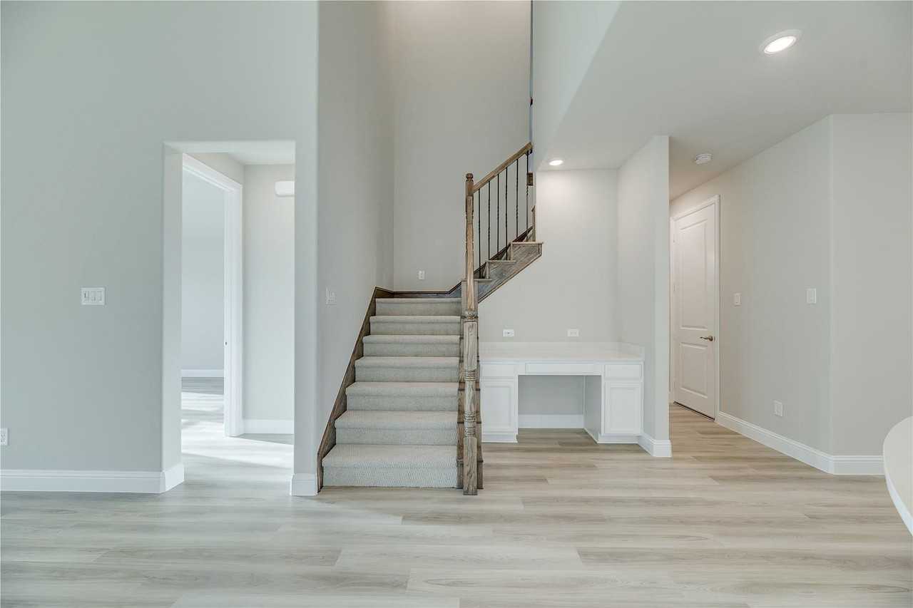 2121 Sumard Dr - Photo 4 of 35