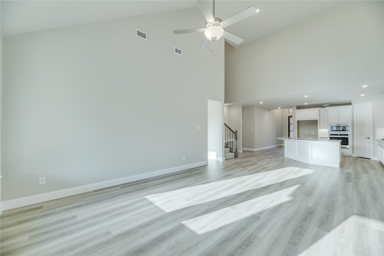 2121 Sumard Dr - Photo 5 of 35