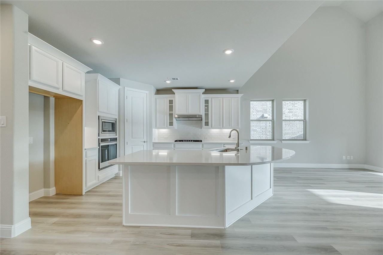 2121 Sumard Dr - Photo 6 of 35