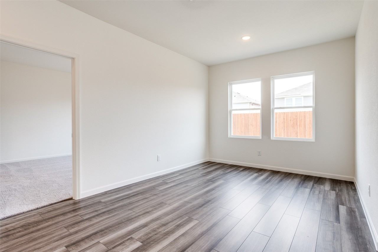 704 Bois D Arc Ln - Photo 3 of 24