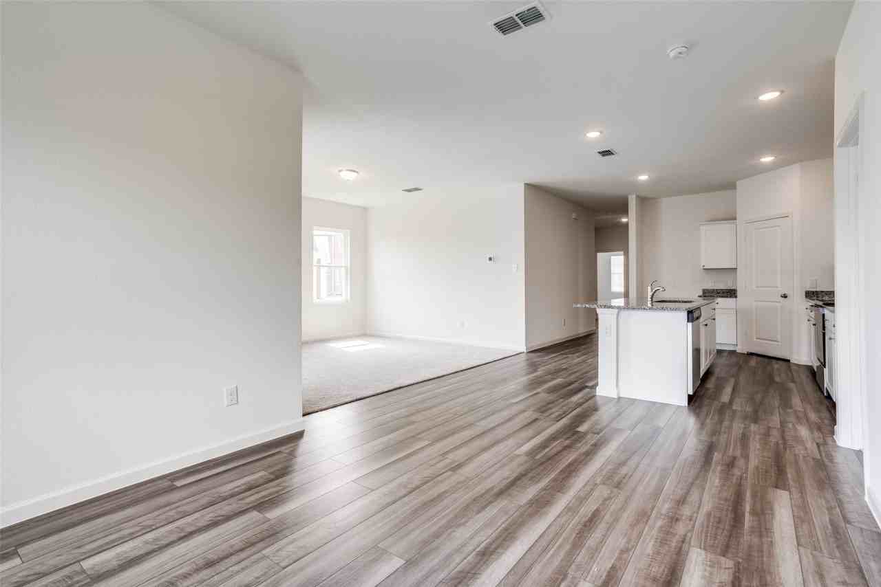 704 Bois D Arc Ln - Photo 4 of 24