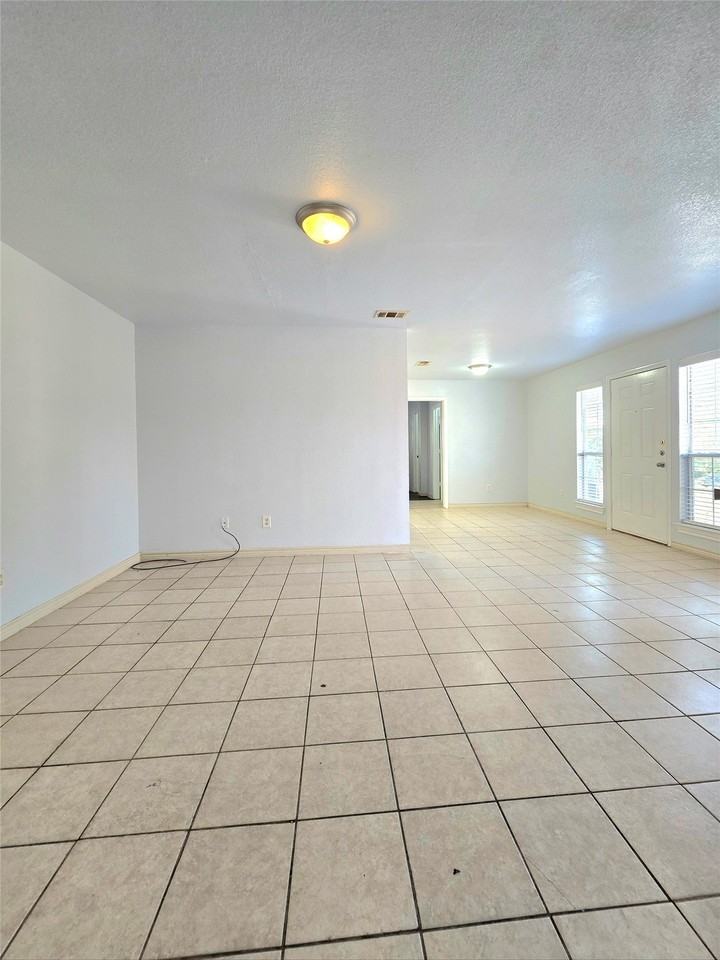 5017 Chapman St #5019 - Photo 6 of 14