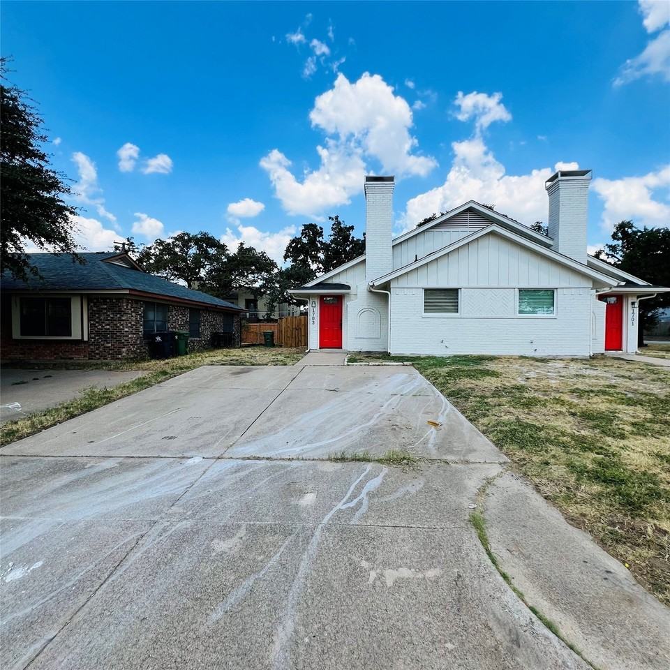 1703 Justin Lyn St - Photo 2 of 14