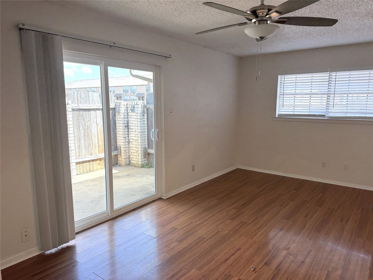 726 E Pecan St - Photo 4 of 17