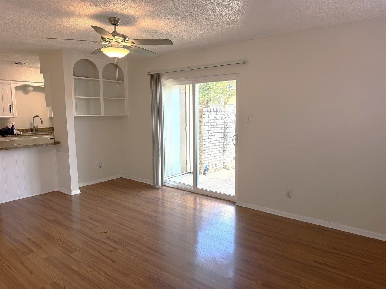 726 E Pecan St - Photo 5 of 17