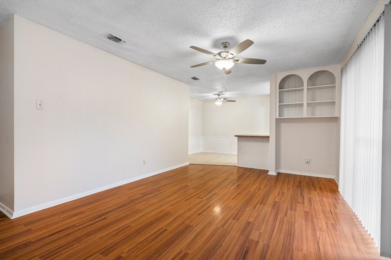 726 E Pecan St - Photo 6 of 17