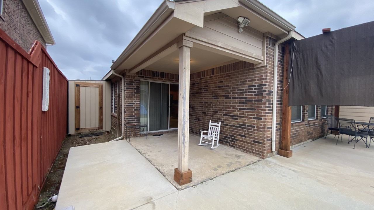 835 Roaring Springs Rd - Photo 7 of 9