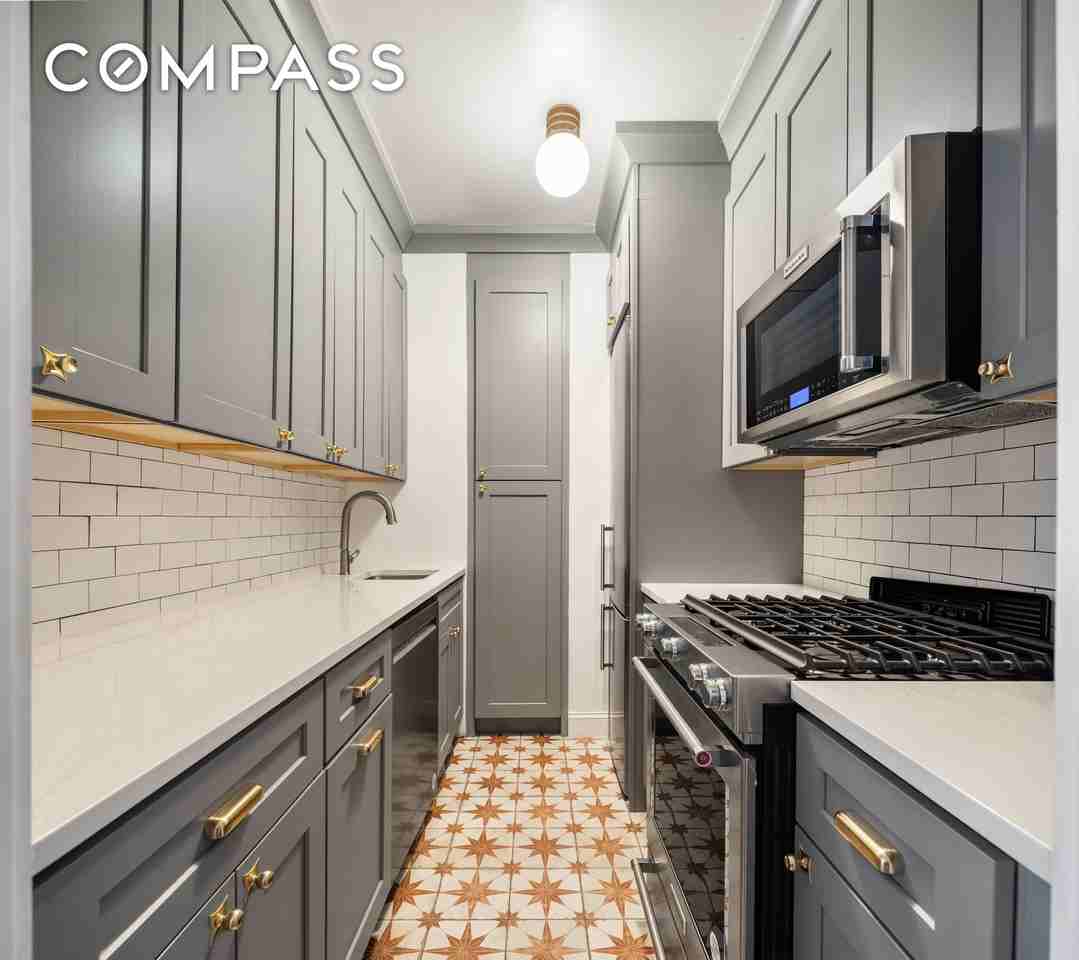 60 E 8th St #20P