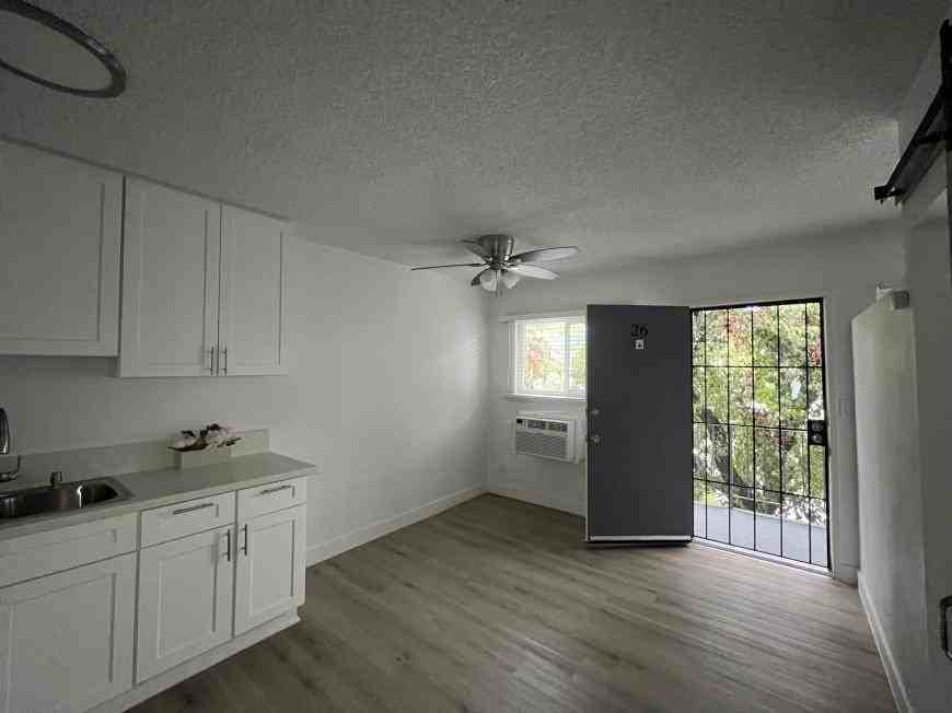 5548 Yarmouth Ave - Photo 3 of 10