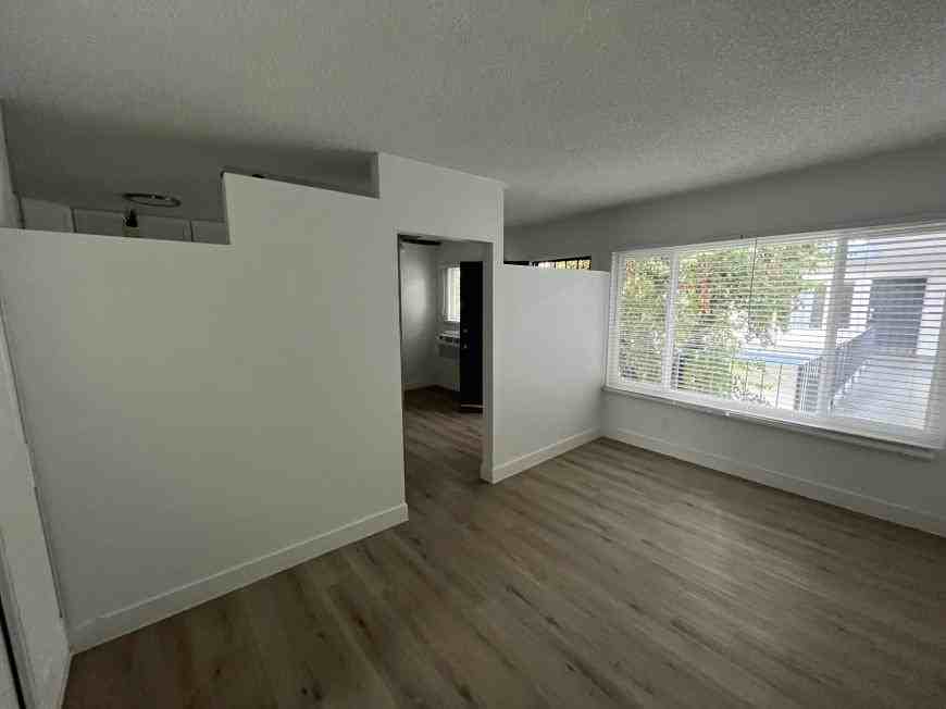 5548 Yarmouth Ave - Photo 7 of 10
