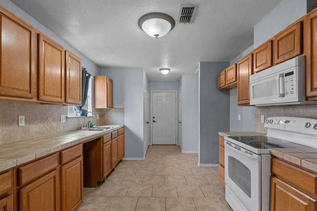 1708 English Dr - Photo 5 of 18