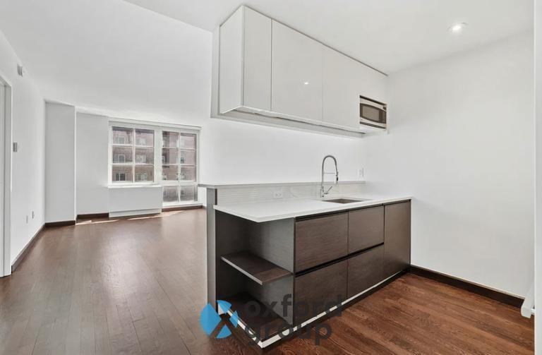 123 E 10th St - Photo 4 of 8