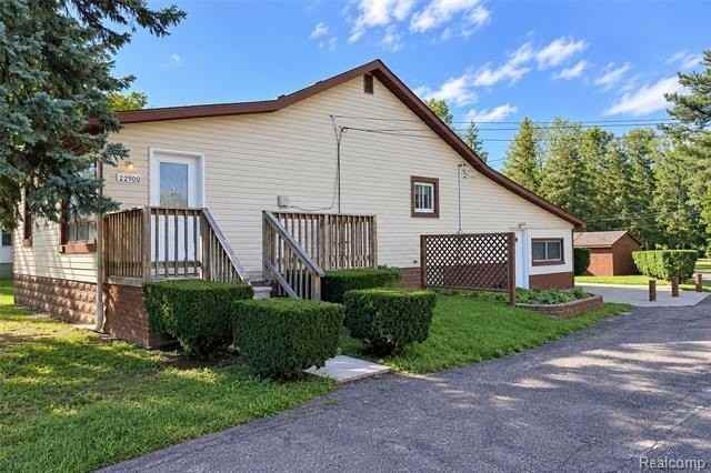 22900 Goddard Rd - Photo 4 of 44