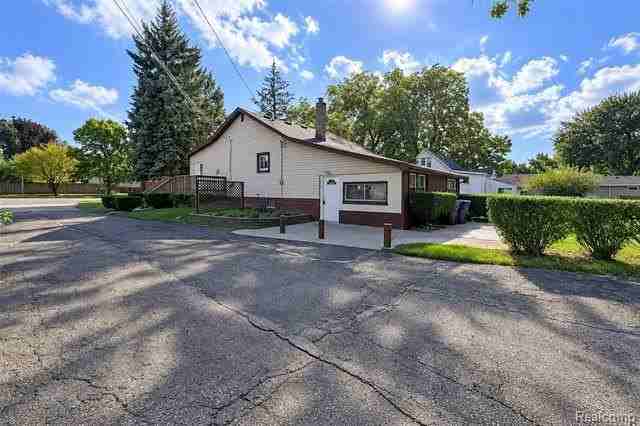 22900 Goddard Rd - Photo 6 of 44
