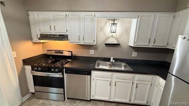 23062 Harrington St - Photo 6 of 17