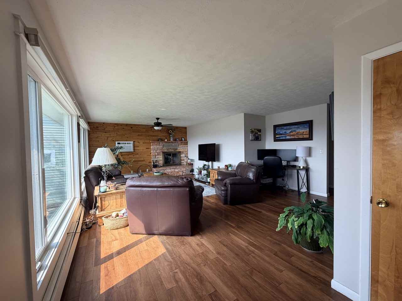 205 E Chinook St #1UP - Photo 2 of 19