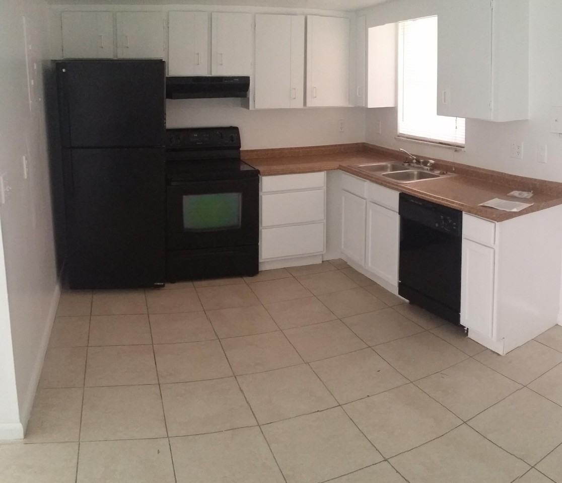 5333 Nw 27th St #B3 - Photo 3 of 11
