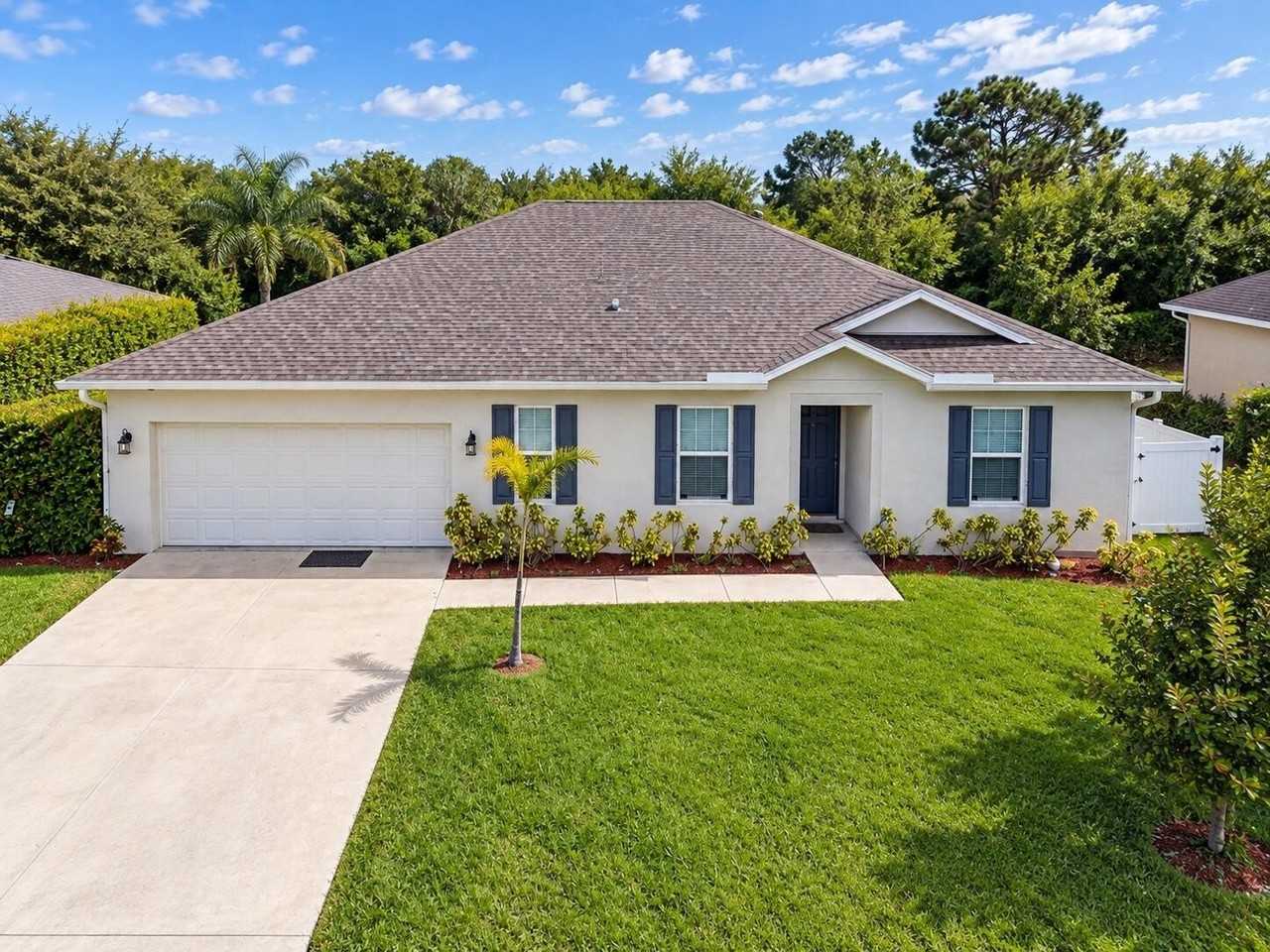 1025 Sw Sarto Ln - Photo 2 of 23