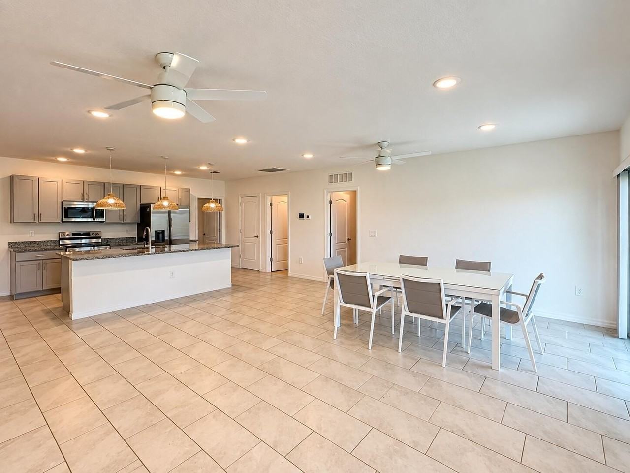 1025 Sw Sarto Ln - Photo 4 of 23