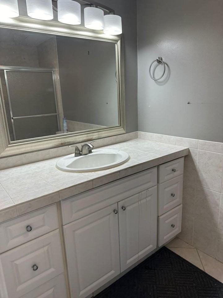 15 S Golfview Rd #504 - Photo 4 of 5