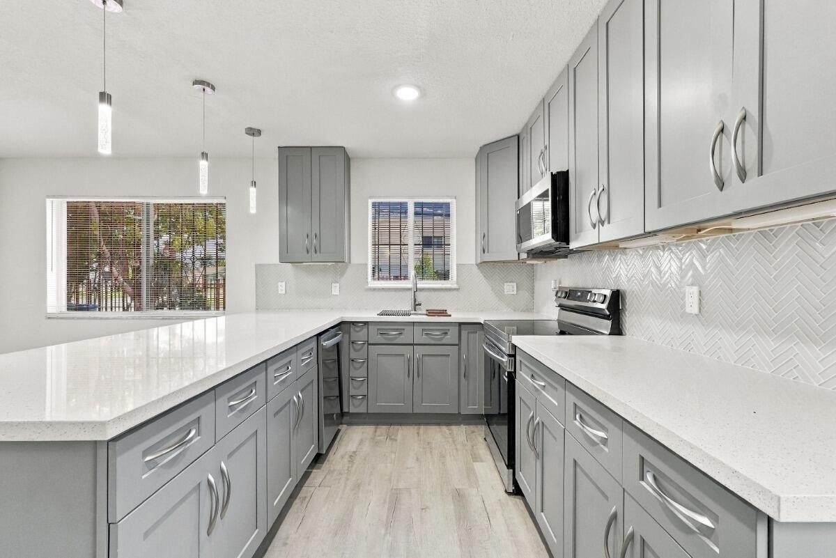 4952 Nw 21st Ave - Photo 2 of 49