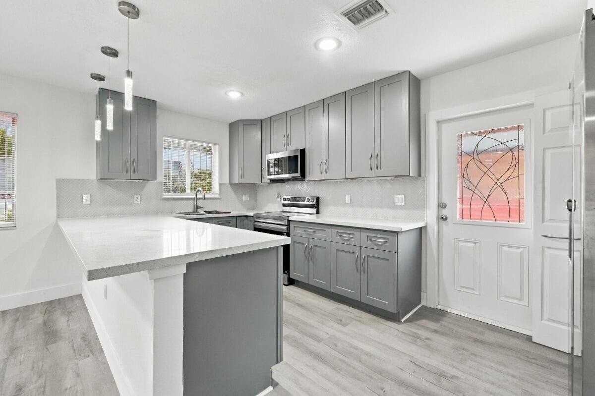 4952 Nw 21st Ave - Photo 3 of 49
