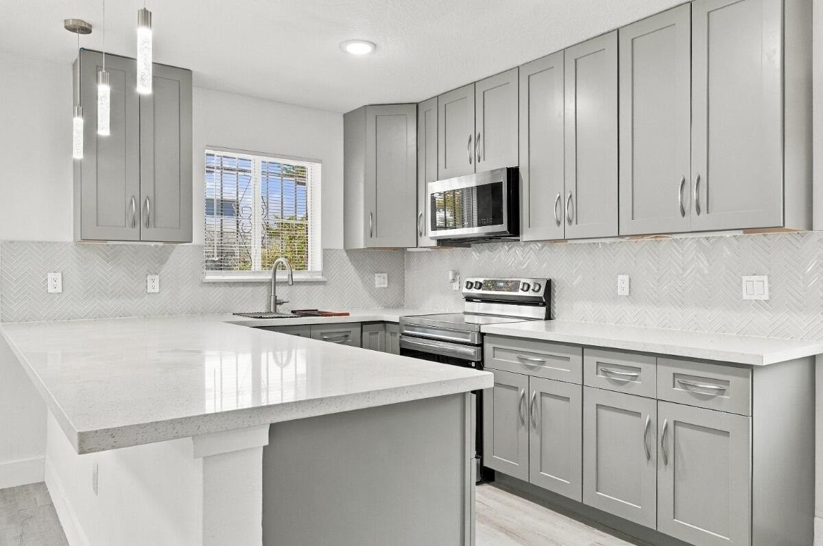 4952 Nw 21st Ave - Photo 4 of 49