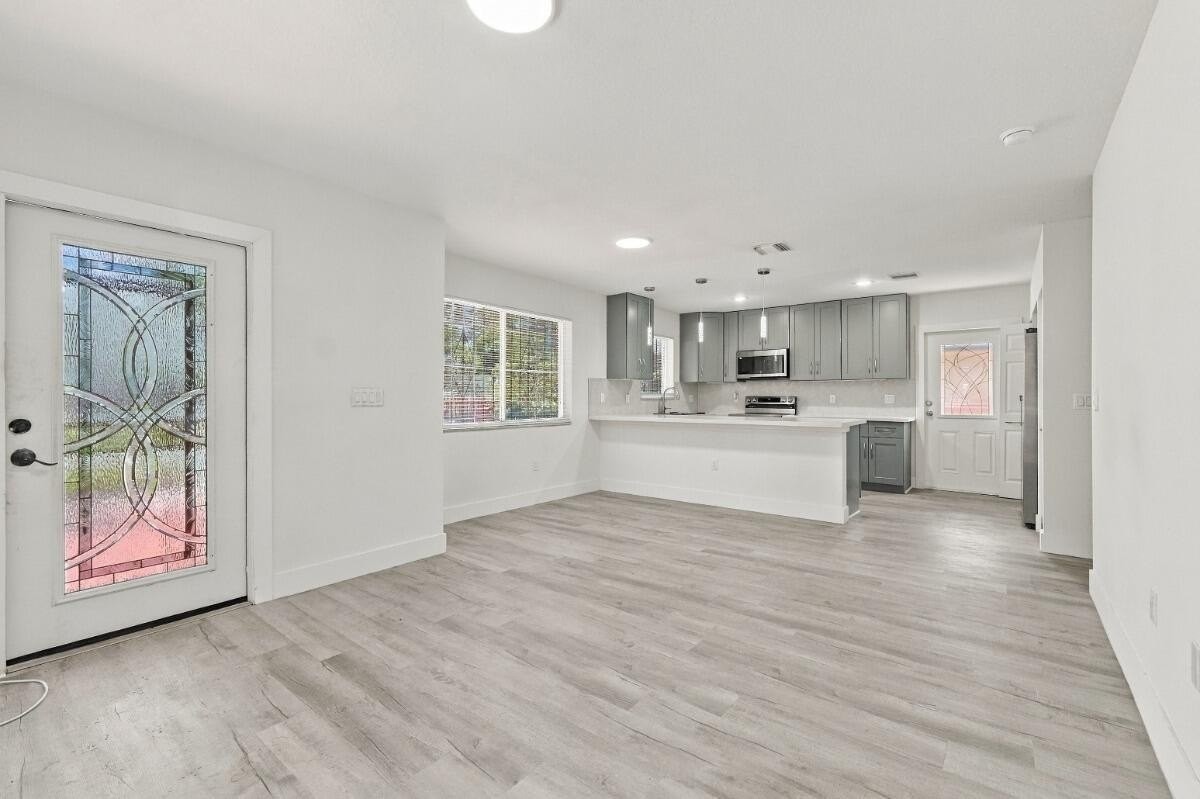 4952 Nw 21st Ave - Photo 5 of 49